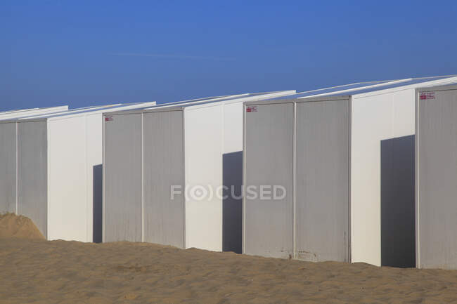 Bélgica, St. Idesbald. Cabanas de praia. — Fotografia de Stock