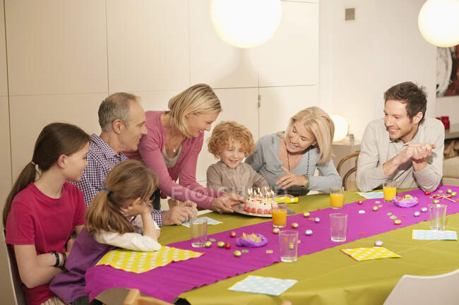 Familie bei einer Geburtstagsfeier — Stockfoto
