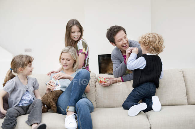 Familia en una sala de estar - foto de stock