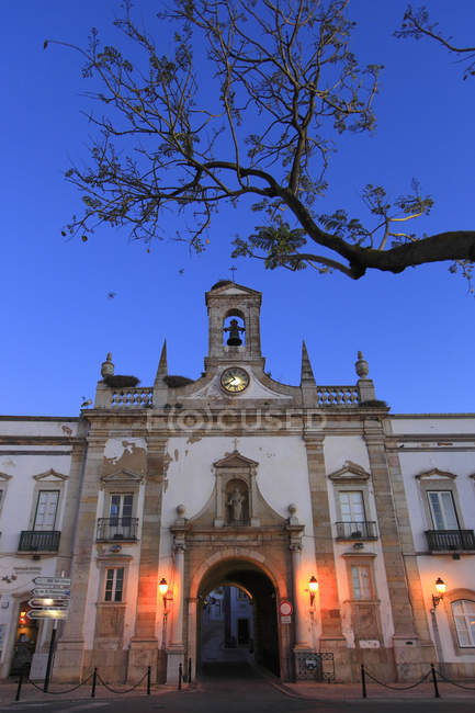 Porta de entrada que leva à cidade velha, Portugal, Algarve — Fotografia de Stock