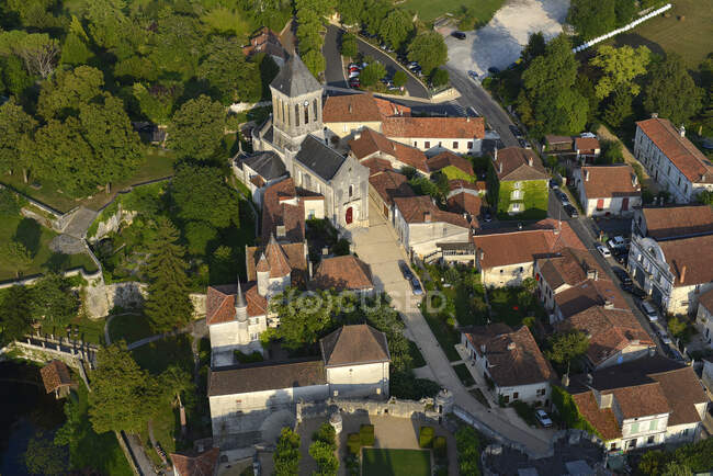 Francia, Dordogna, veduta aerea della Chiesa di Bourdeilles — Foto stock