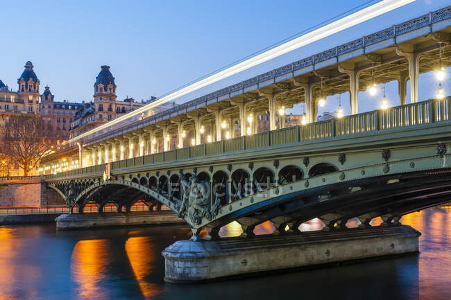 Francia, París, Bir-Hakeim puente sobre el Sena - foto de stock