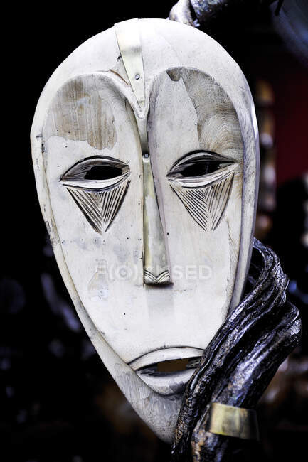 Африка, Габон, Лібревіль, мистецтво і ремесло, ринок ремесел, етичні дерев'яні маски — стокове фото