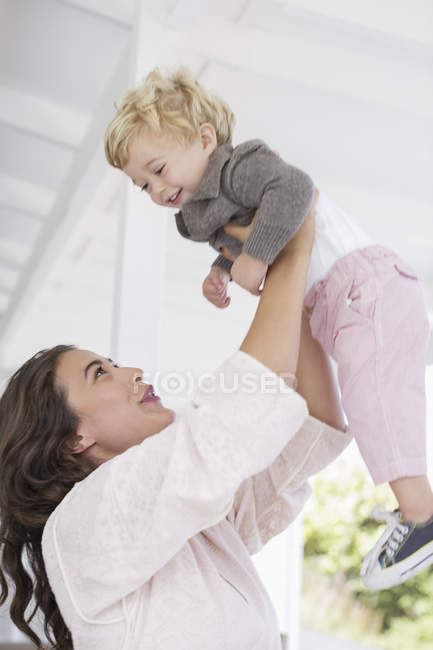 Mãe brincando com filho em casa — Fotografia de Stock