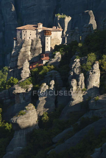 Europe, Grece, Plain of Thessaly, Valley of Penee, World Heritage of UNESCO since 1988, Orthodox Christian monasteries of Meteora perched atop impressive gray rock sculpted by erosion, the Roussanou convent — Stock Photo