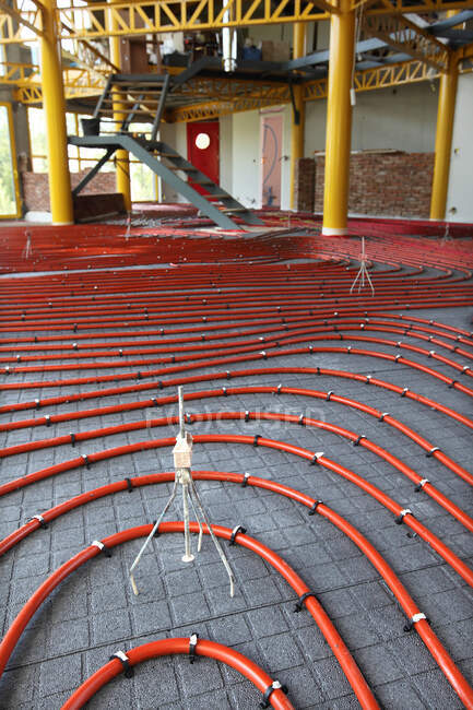 France, Immeuble, installation d'une pompe à chaleur et d'un système de chauffage au sol, marqueurs de chaussée pour la hauteur de la dalle de béton — Photo de stock