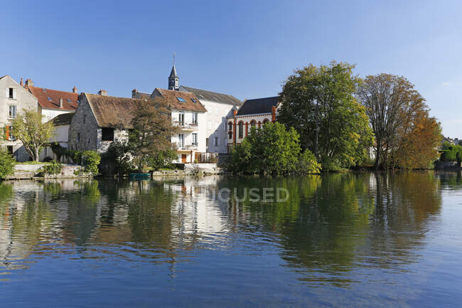 Francia, Sena y Marne. Nemours. Centro de la ciudad. El río Loing en primer plano. - foto de stock