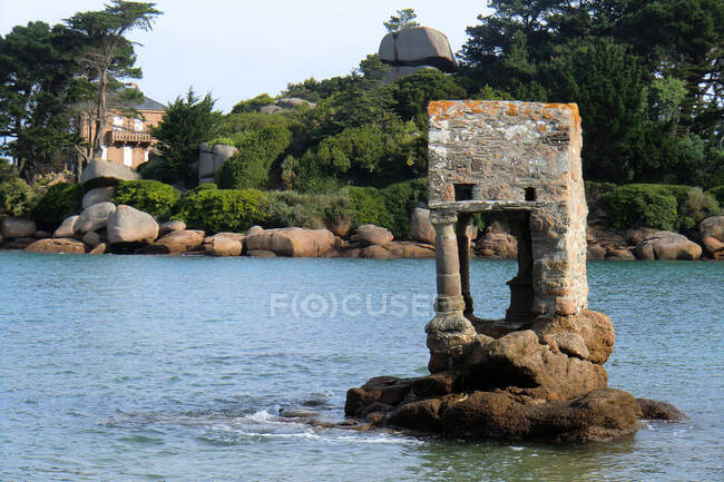 Francia, Noroeste de Francia, Bretaña, Ploumanach, oratorio en la playa de St Guirec - foto de stock