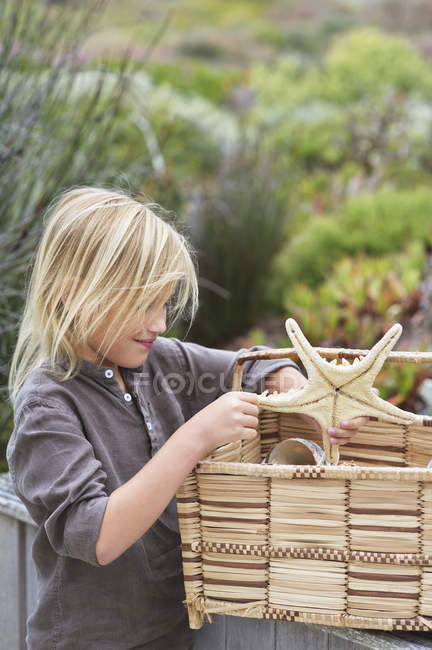 Крупним планом дівчина тримає морська іграшка в саду — стокове фото