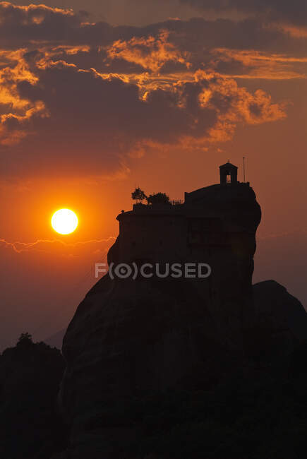 Europe, Grece, Plain of Thessaly, Valley of Penee, World Heritage of UNESCO since 1988, Orthodox Christian monasteries of Meteora perched atop impressive gray rock masses sculpted by erosion, Monastery of Saint Nicolas — Stock Photo