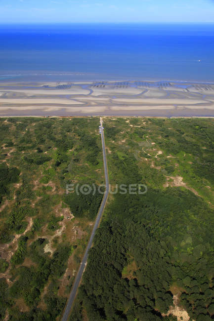 Francia, norte de Francia, Pas de Calais. Playa de Dannes, vista aérea - foto de stock