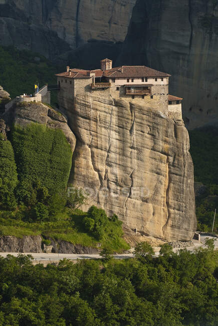 Europe, Grece, Plain of Thessaly, Valley of Penee, World Heritage of UNESCO since 1988, Orthodox Christian monasteries of Meteora perched atop impressive gray rock masses sculpted by erosion — Stock Photo