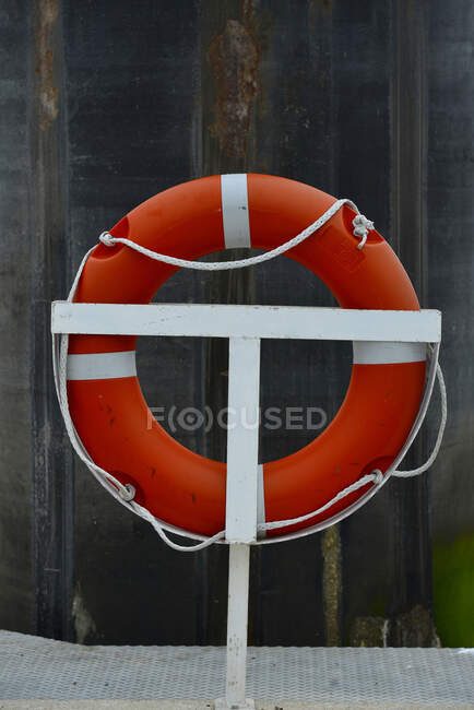 France, Western France, Vendee, Noirmoutier, vertical view of a lifebuoy placed on its support in the harbaudiere — стоковое фото