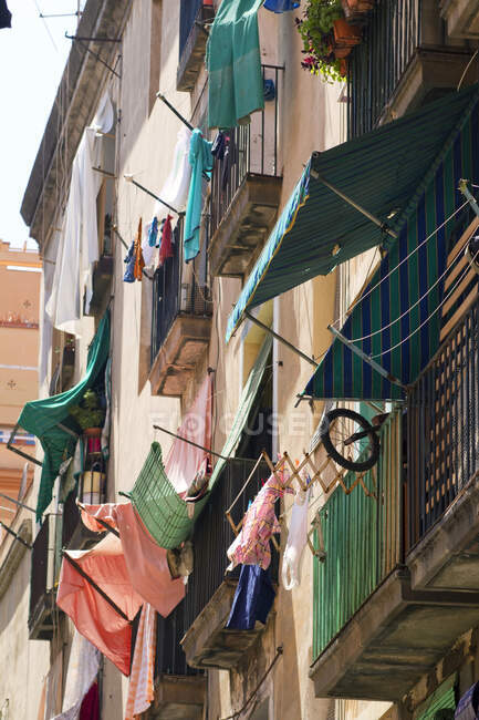 Spagna, Catalogna, Barcellona, zona El Raval, Carrer de Sant Bartomeu, asciugatura della lavanderia alle finestre — Foto stock