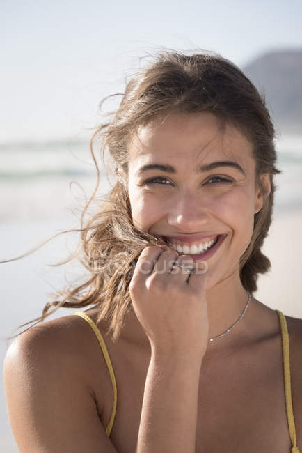 Портрет веселой молодой женщины на пляже — стоковое фото