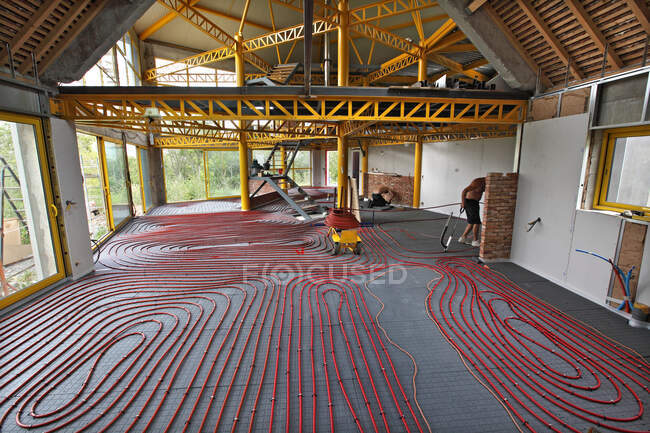 France, Immeuble, installation d'une pompe à chaleur et d'un système de chauffage au sol, marqueurs de chaussée pour la hauteur de la dalle de bétonFrance, — Photo de stock