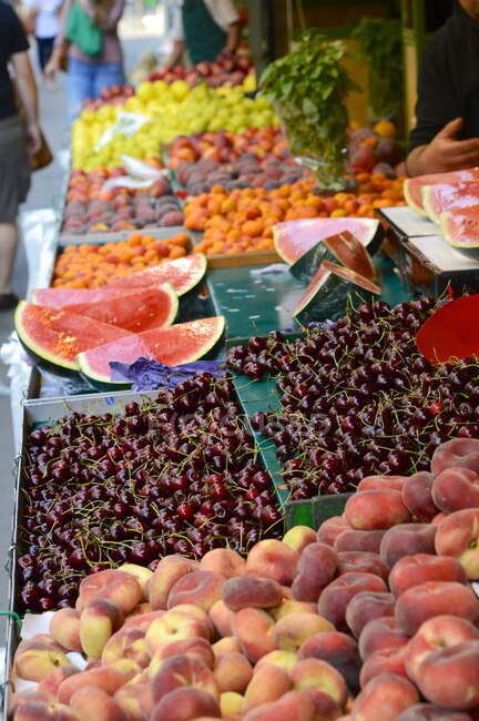 Francia, París, distrito 15, puesto de frutas en la rue de la Convention - foto de stock