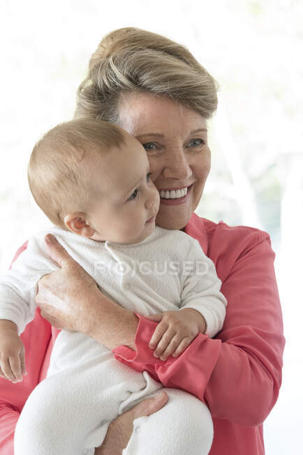 Bonne grand-mère avec bébé petite-fille — Photo de stock