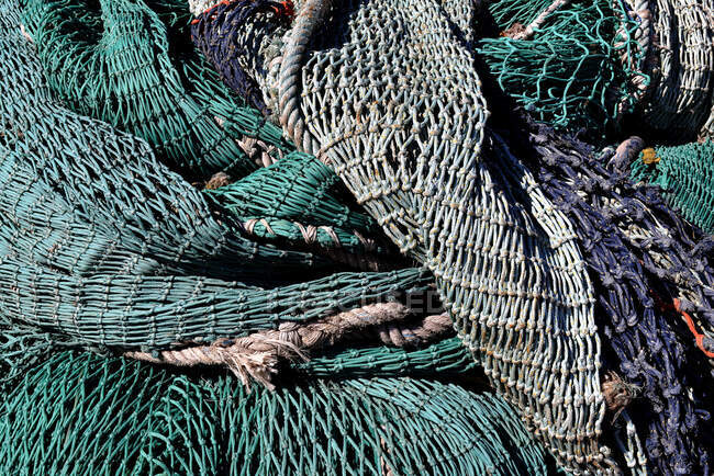 Francia, noroeste de Francia, Bretaña, Le Guilvinec, puerto pesquero. Redes de pesca para los arrastreros - foto de stock