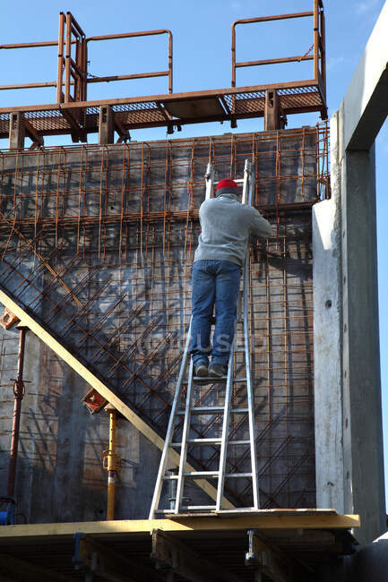France,House building, raising the house's walls. Safety on a scaffold/scale. installation of an iron framework for the construction of a concrete wall — Stock Photo