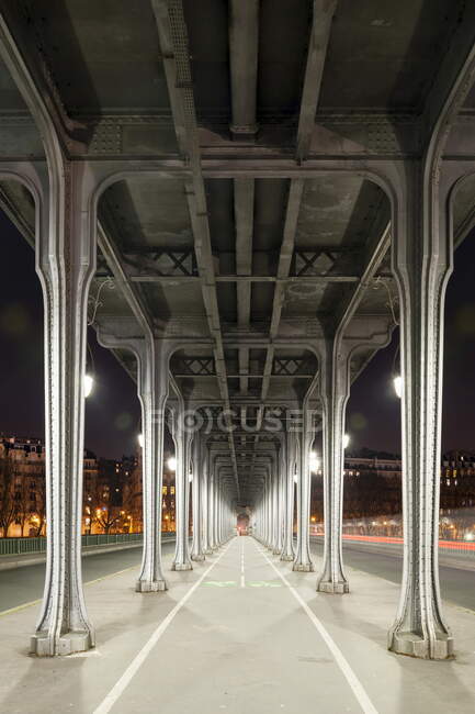 Paris, sob a ponte Bir-Hakeim — Fotografia de Stock