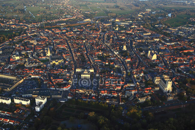 Франция, Северная Франция. Па-де-Калас, вид с воздуха на центр города Сент-Омер — стоковое фото