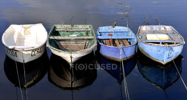Francia, noroeste de Francia, Bretaña, Concarneau, pequeña barcaza para el tránsito entre los buques y el muelle. Reflexiones - foto de stock