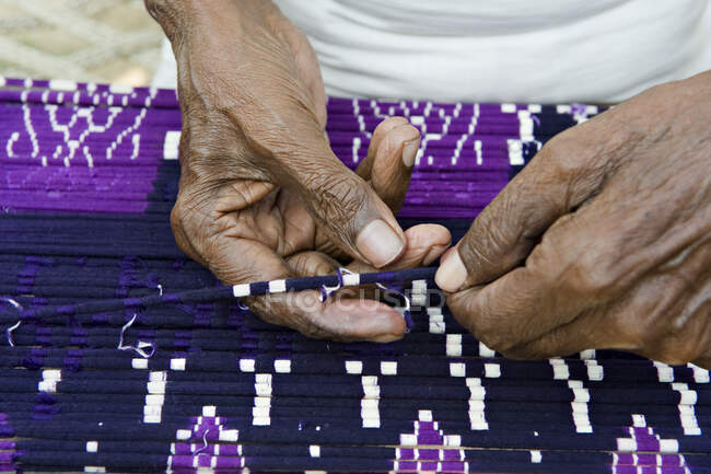 Індія, Орісса, район Барагарх, село Бадбаді, плетіння — стокове фото