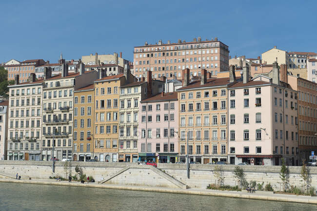 En Francia. Lyon. El Saone y las fachadas del muelle San Vicente - foto de stock