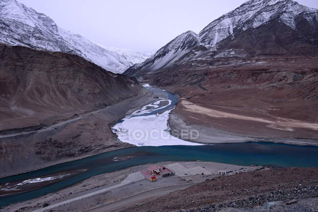 India, Ladakh, estado indio Jammu y Cachemira, paisaje de montaña a lo largo de la carretera entre Leh y Lamayuru, confluencia del río Zanskar y el río Indo, valle del Indo - foto de stock