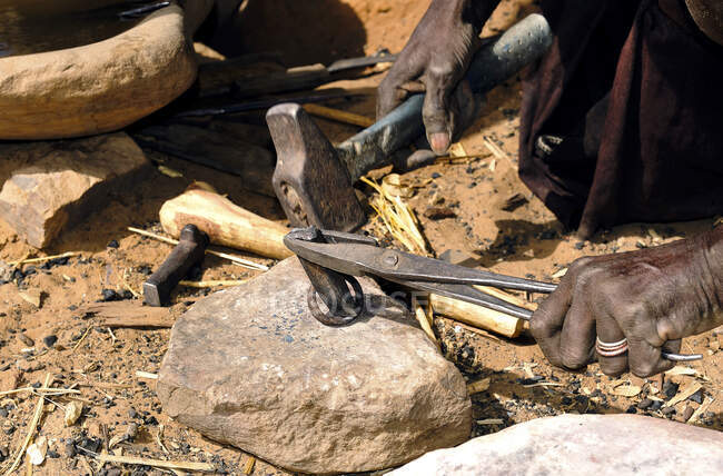 Africa, Mali, arte y artesanía, herrero Dogon cerca Ireli - foto de stock