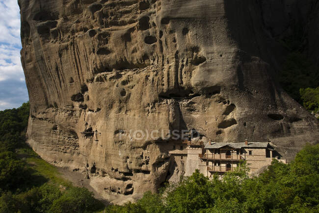 Europe, Grece, Plain of Thessaly, Valley of Penee, World Heritage of UNESCO since 1988, Orthodox Christian monasteries of Meteora perched atop impressive gray rock masses sculpted by erosion, former hermitage that became a monastery — Stock Photo