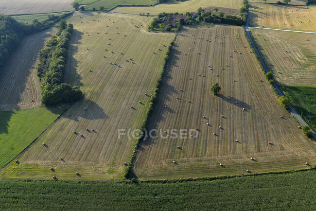 Francia, Dordoña, vista aérea de los campos cerca de Bourdeilles - foto de stock