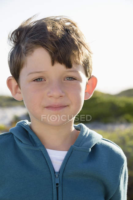 Retrato de un niño feliz al aire libre - foto de stock