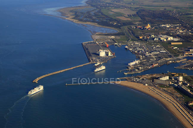 Francia, Francia settentrionale, Pas-de-Calais, Calais. La vista aerea del porto — Foto stock