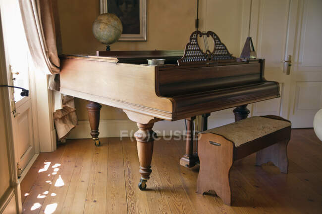 Vue du piano dans le salon — Photo de stock