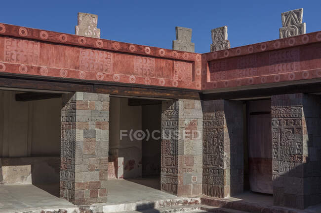 Mexique, État du Mexique, Teotihuacan. Site archéologique précolombien, 200 av. J.-C., patrimoine mondial de l'UNESCO. Bas-reliefs Palais Quetzalpapalotl — Photo de stock