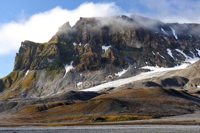 Artico, Spitsberg, sulla riva occidentale del fiordo di Trygghamna, catena montuosa — Foto stock