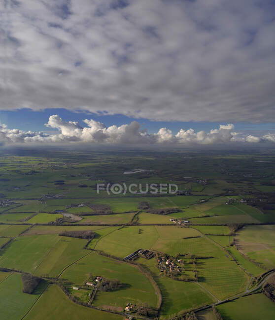 Франция, воздушный и вертикальный вид на облака, покрывающие сельскую местность Венди — стоковое фото