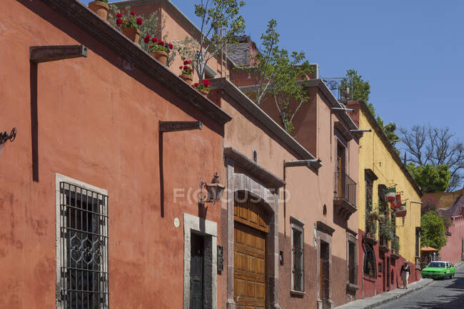 México, Estado de Guanajuato, San Miguel de Allende, una calle del casco antiguo, Cuna de Allende - foto de stock