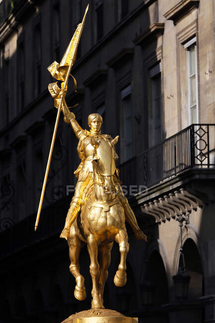 France, Paris. 1st arrondissement. Place des Pyramides. Equestrian statue of Joan of Arc. — Stock Photo