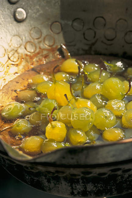 Кулінарні груші перетворюються на цукати — стокове фото