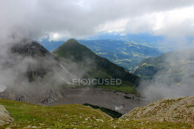 France, Sud-Ouest de la France, Saint-Gervais-les-Bains, Aigles Nid au-dessus du village — Photo de stock