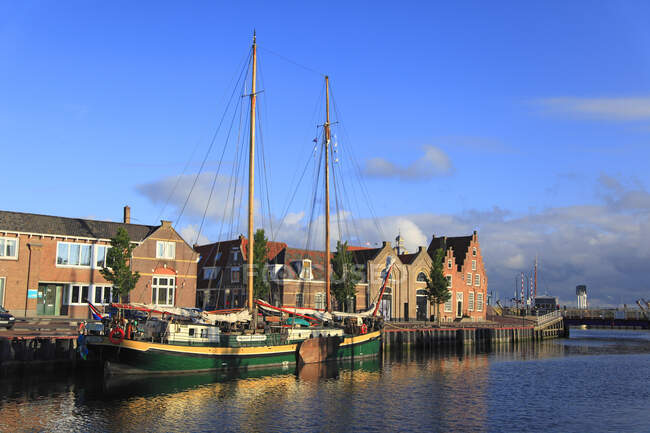 Países Bajos, Frisia, Harlingen, El puerto - foto de stock