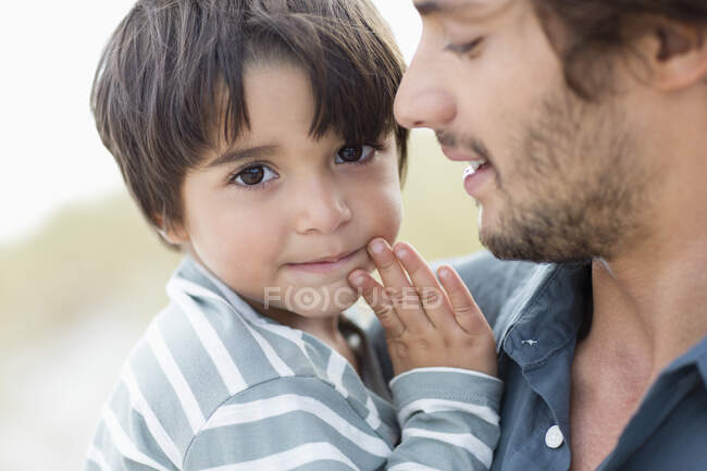 Primer plano de un niño con su padre - foto de stock