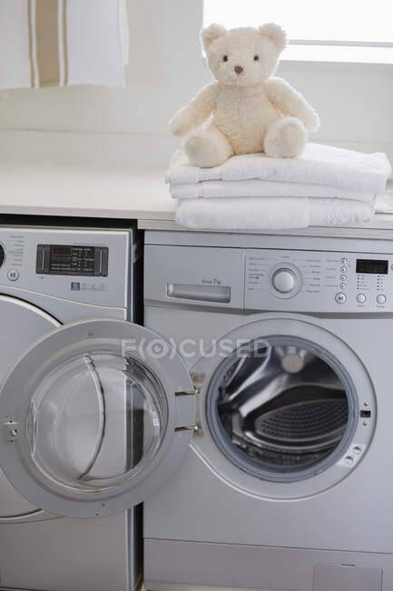 Teddybär auf der Waschmaschine zu Hause — Stockfoto