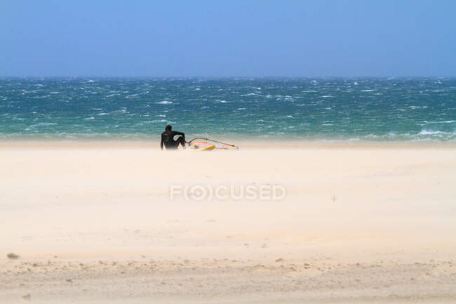 Espagne. Andalousie, Planche à voile reposant sur la plage de Conil. — Photo de stock