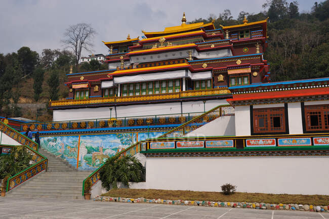 India, Gangtok, capital del estado de Sikkim, monasterio budista Ranka Phudong, gran monasterio tibetano moderno - foto de stock
