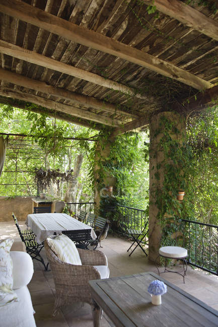 Balkon mit Schlingpflanzen bedeckt, selektiver Fokus — Stockfoto