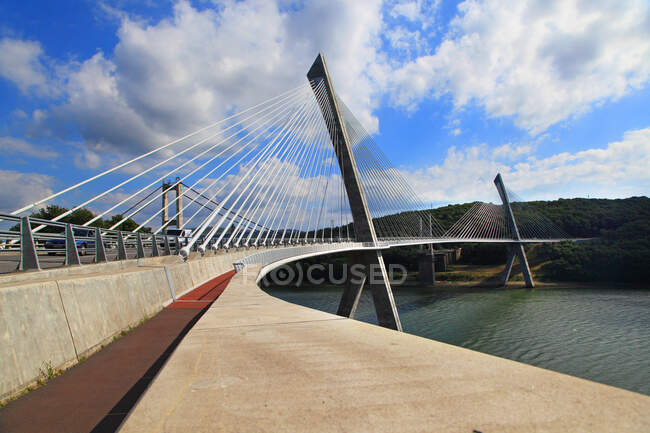 France, Bretagne, Le pont de Terenez enjambe l'Aulne entre Argol et Rosnoen. — Photo de stock